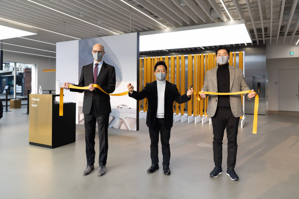 ▲ 다니엘 볼벤 주한스웨덴대사(왼쪽), 황호진 에이치모터스 대표(중간), 함종성 폴스타코리아 대표(오른쪽)가 폴스타 데스티네이션 서울 개장을 기념해 안전벨트를 해제하는 세레머니를 했다