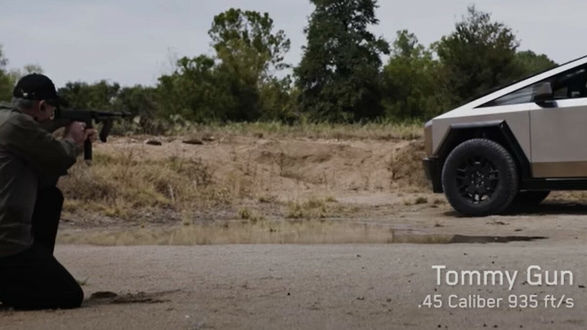 ▲ 테슬라의 사이버트럭에 토미건을 날린 모습/출처: 테슬라 유튜브
