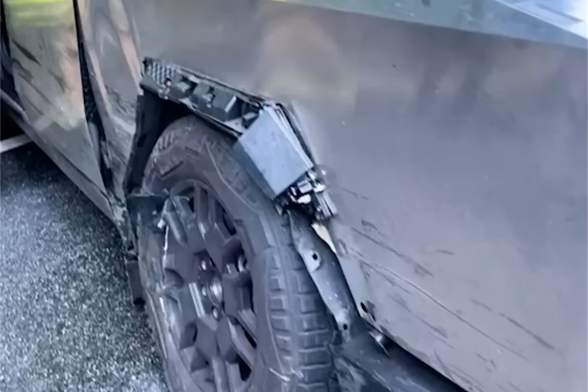 ▲ 사이버트럭의 피해상황 금속부는 거의 멀쩡한 채 플라스틱 파츠만 손상되어있다/ 출처:유튜브 ‘The Electric Viking’