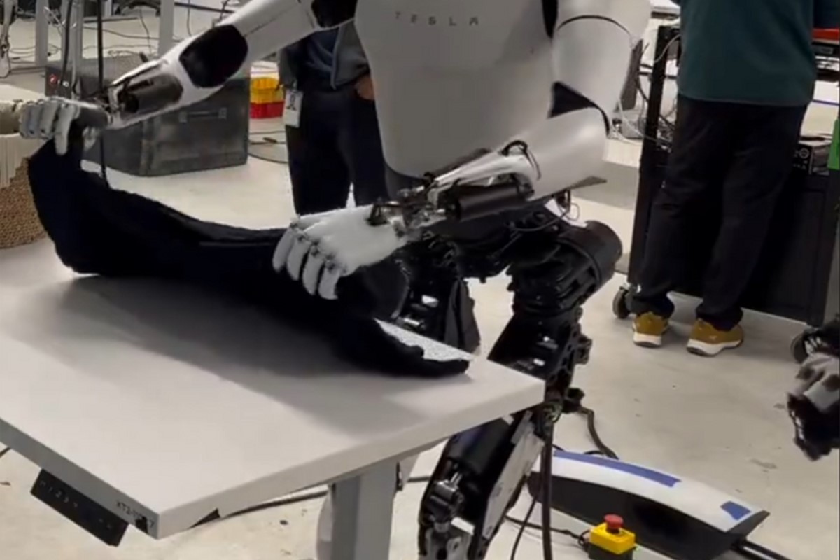 ▲ 머스크가 공개한 테슬라의 옵티머스 로봇의 옷 개는 영상/ 출처: 머스크 X