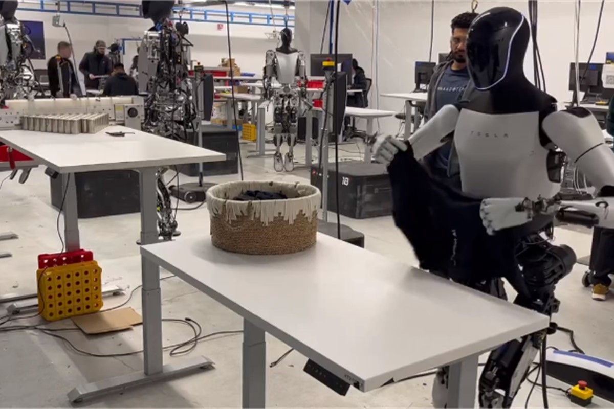 ▲ 머스크가 공개한 테슬라의 옵티머스 로봇의 옷 개는 영상/ 출처: 머스크 X