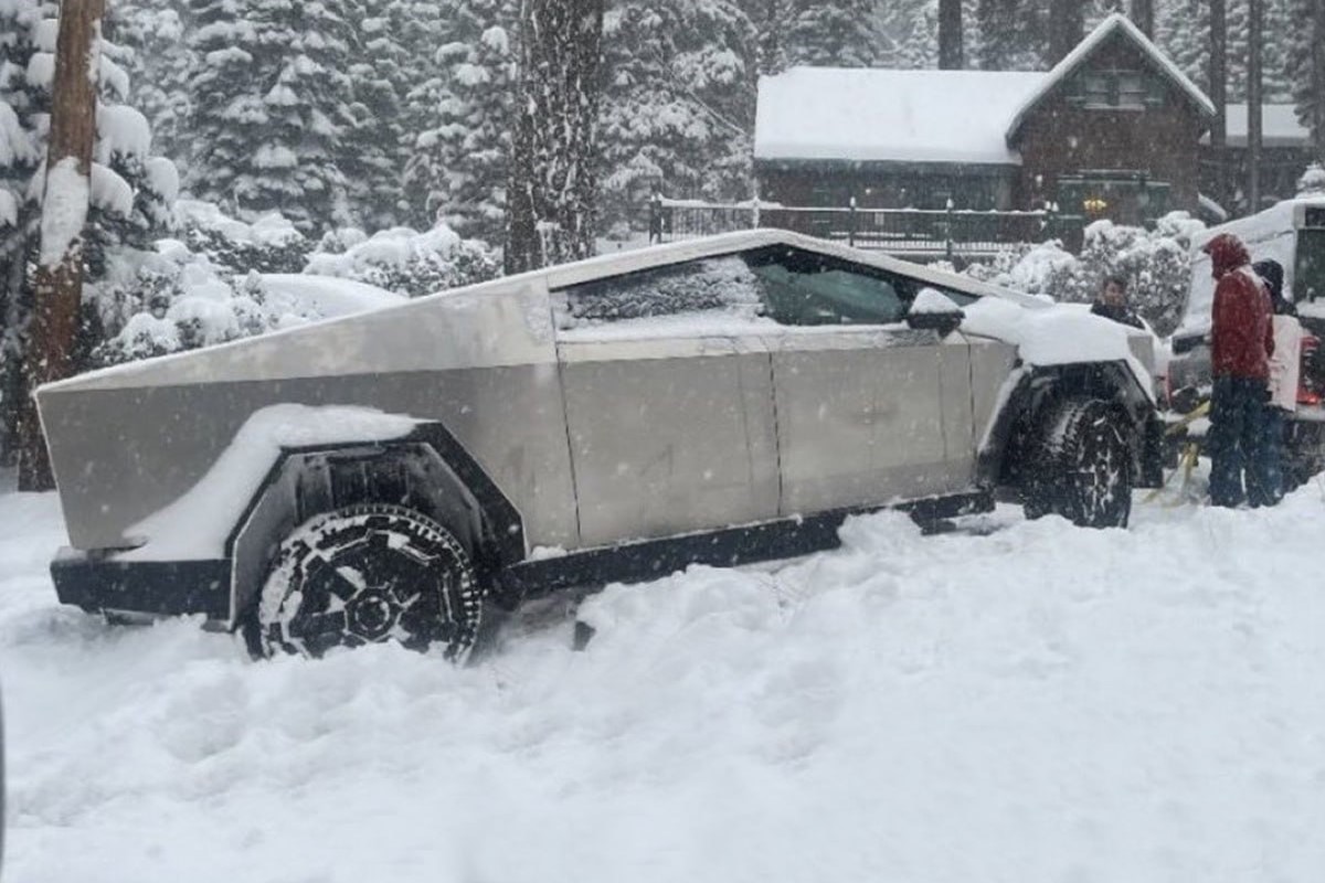 ▲ 눈속에 고립된 사이버트럭의 모습
